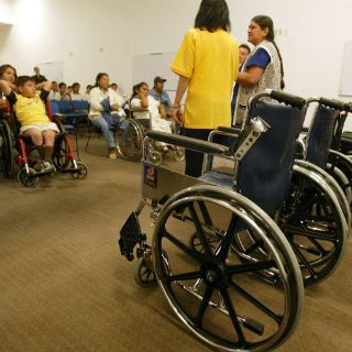 Entregan sillas de ruedas a personas con discapacidad