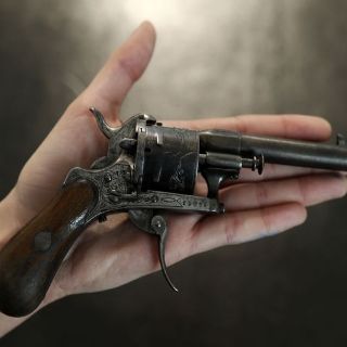 Subastan revólver más famoso de la literatura francesa