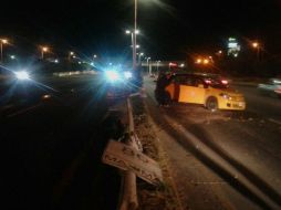 El aparatoso accidente se registró al cruce de Periférico Norte y Calzada Independencia, en Guadalajara. ESPECIAL / Bomberos de Guadalajara