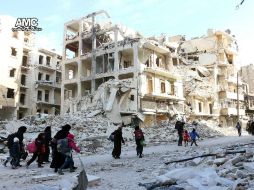 La salida de civiles se debe a los ataques aéreos contra rebeldes, lo que deja decenas de muertos y heridos. EFE /