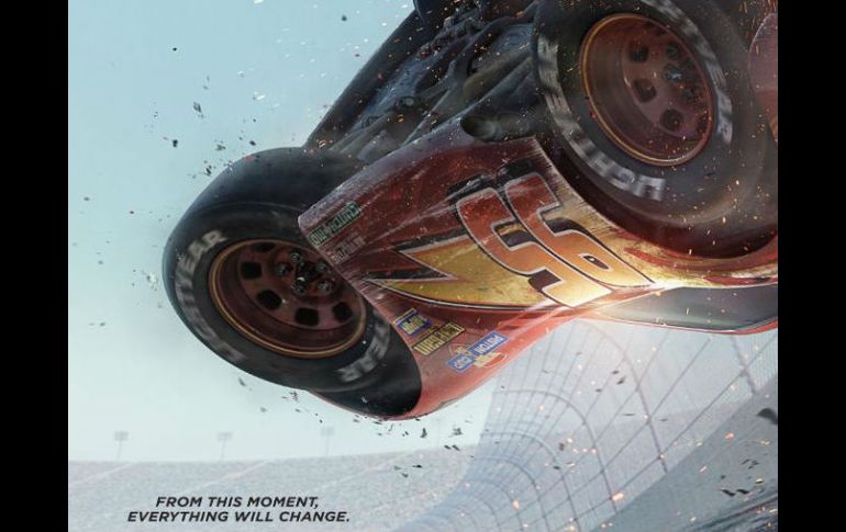 La imagen muestra al 'Rayo McQueen' en lo que parece ser un accidente dentro de la pista de carreras. TWITTER / @DisneyPixar