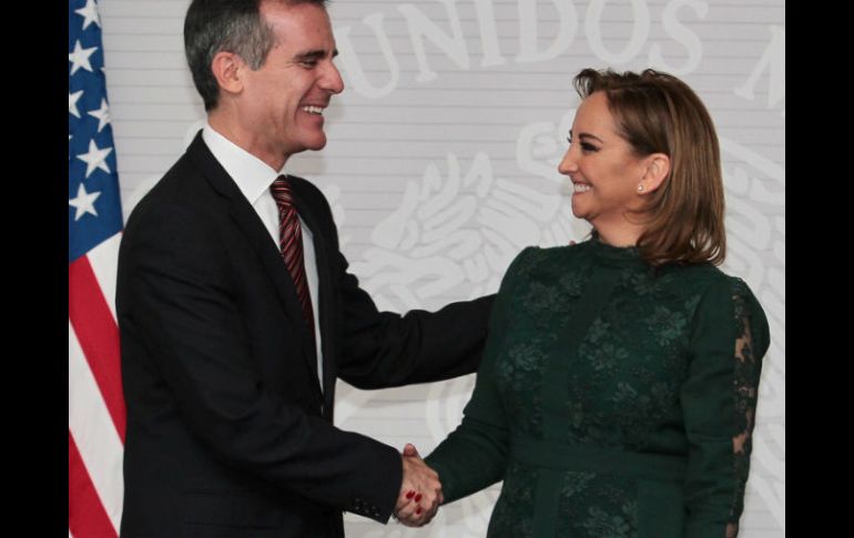La secretaria de Relaciones Exteriores, Claudia Ruiz Massieu y Eric Garcetti, alcalde de Los Ángeles, anuncian el Proyecto Ventanilla. NTX / G. Granados