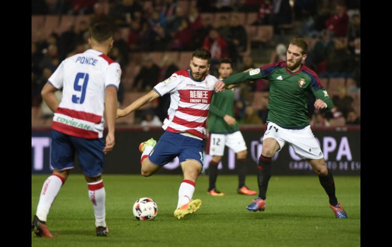 Jon Toral, del Granada, prepara un tiro. El futbolista anotó el tanto de la victoria para su equipo. EFE / M. A. Molina