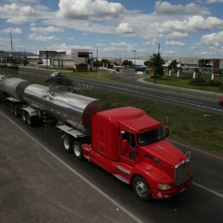 Piden a diputados no prohibir paso de doble remolque