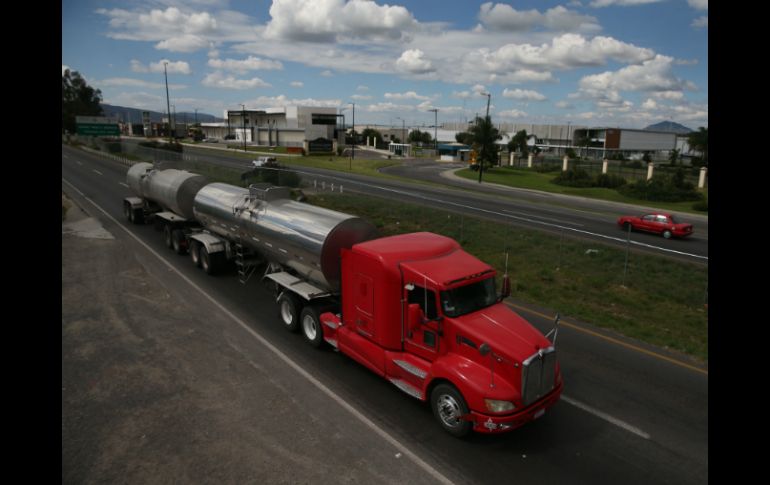 En todo el país, circulan alrededor de 48 mil unidades de doble remolque. EL INFORMADOR / ARCHIVO