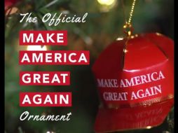 El adorno es una gorra roja con las palabras 'Make America Great Again', con un acabado en oro de 14 quilates. YOUTUBE / Donald J. Trump for President