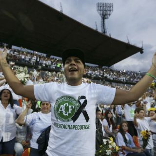 Ofrecen multitudinario homenaje al Chapecoense en Medellín