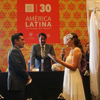 Pareja cumple sueño de unirse en matrimonio en la FIL