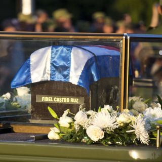 Restos de Fidel Castro reposarán esta noche en mausoleo al Che Guevara