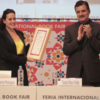Marina Perezagua recibe Premio Sor Juana Inés de la Cruz