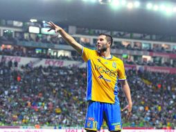 Haciendo alusión al hipnotista que lo ayudó a retomar el gol, André-Pierre Gignac celebra su anotación de ayer. MEXSPORT /