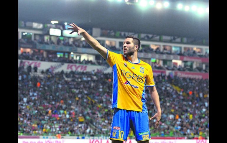 Haciendo alusión al hipnotista que lo ayudó a retomar el gol, André-Pierre Gignac celebra su anotación de ayer. MEXSPORT /