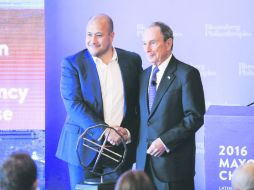 El alcalde Enrique Alfaro con Michael R. Bloomberg, fundador de Bloomberg Philanthropies y ex alcalde de Nueva York. ESPECIAL /
