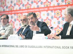 Opiniones. Diego Fernández de Cevallos y Juan Ramón de la Fuente durante el debate en la FIL. SUN /