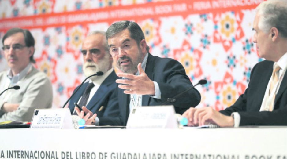 Opiniones. Diego Fernández de Cevallos y Juan Ramón de la Fuente durante el debate en la FIL. SUN /