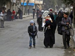 Habitantes dejan la urbe ante el aumento de los bombardeos y subsisten en condiciones miserables. AFP / T. Mohammed