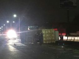 El vehículo presentaba un derrame de hidrocarburo que abarcó un área de 150 metros aproximadamente. ESPECIAL / Bomberos de Zapopan