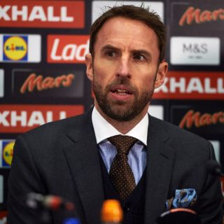 Southgate quiere que Inglaterra 'emocione a aficionados'
