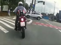 Gracias a la cámara instalada en su motocicleta, el policía pudo grabar. YOUTUBE / RAW LEAKS