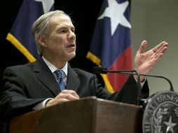 Texas no tolerará ni ciudades ni universidades 'santuario', publicó hoy Abbott en su cuenta de Twitter. AP / ARCHIVO