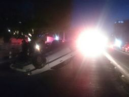 Un vehículo particular se volcó y atoró el paso  en Circunvalación y Ávila Camacho. ESPECIAL /
