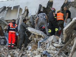 Tras los sismos, el fluido eléctrico se cortó en la ciudad y los brigadistas de Defensa Civil salieron a verificar los daños. AP / ARCHIVO