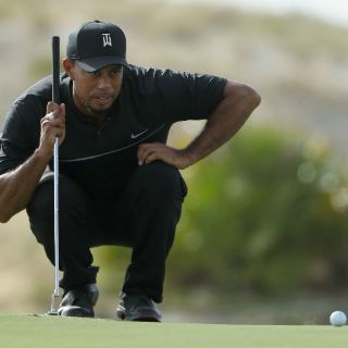 Tiger Woods reaparece y es penúltimo