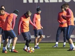 Jugadores del Barcelona entrenan con la idea de hacer un buen partido ante los madridistas este sábado. EFE / A. García