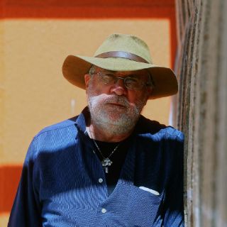 El poeta Javier Sicilia conversa con jóvenes en la FIL