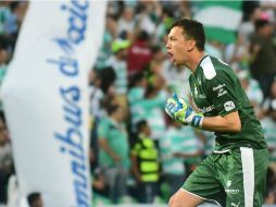 El portero con el actual técnico del América, Ricardo La Volpe, durante un partido de Liga. MEXSPORT / ARCHIVO