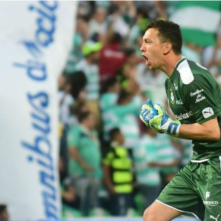 Santos hace oficial traspaso de Marchesín a América