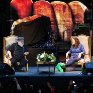 George R. R. Martin domina al dragón de la FIL