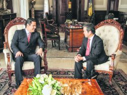 El gobernador de Jalisco, Aristóteles Sandoval, y el director del Clean Air Institute, Sergio Sánchez. ESPECIAL /