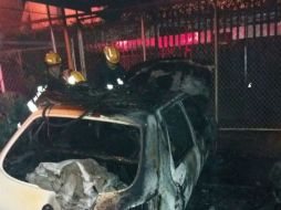 Personal de Bomberos de Guadalajara acudió al lugar para consumir el fuego. ESPECIAL / Bomberos Guadalajara