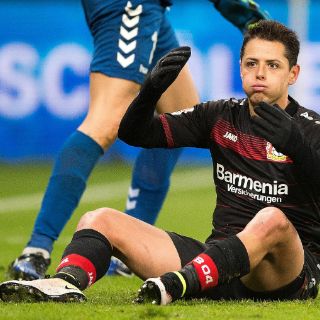 'Chicharito' falla penal en empate del Bayer