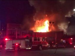 El fuego se desató a última hora del viernes en un gran edificio en la ciudad californiana de Oakland. EFE / OAKLANDFIRELIVE