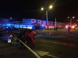 El accidente ocurrió entre una camioneta tipo pick up y un auto compacto. ESPECIAL /