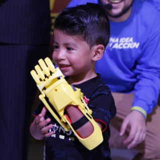 Niños en Jalisco reciben manos impresas en 3D