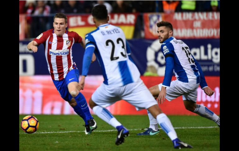 Reyes (23) en un duelo personal con Gameiro, del Atlético de Madrid. AFP / G. Julien