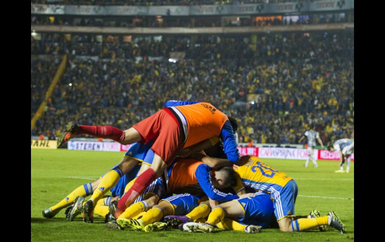 Jugadores de Tigres celebran su pase a la final. MEXSPORT / J. Martínez