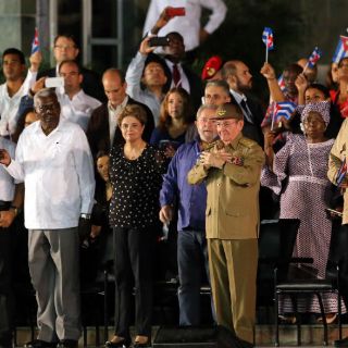 Raúl Castro anuncia que limitarán uso de nombre de Fidel