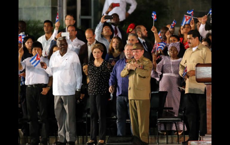 El mandatario indicó que la medida de prohibición se extenderá a todas las instituciones, plazas, parques, avenidas, y demás. EFE / A. Ernesto