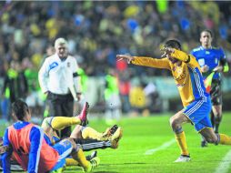 André-Pierre Gignac celebra así el primer gol de los Tigres al León. Se trata del tercer partido seguido en el que el francés marca. MEXSPORT /
