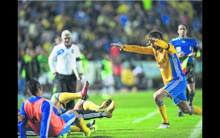 André-Pierre Gignac celebra así el primer gol de los Tigres al León. Se trata del tercer partido seguido en el que el francés marca. MEXSPORT /
