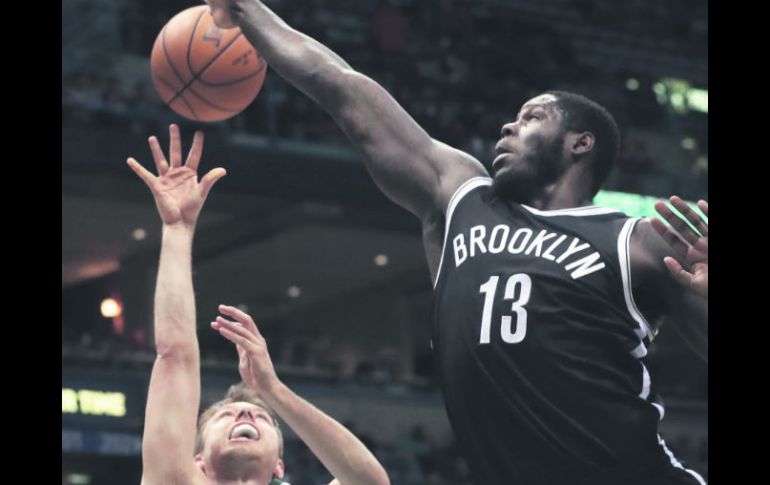 Efectivo. Matthew Dellavedova (8) fue el segundo mejor anotador de los Bucks anoche, con 18 puntos. AP / M. Gash