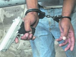 En varios sitios se venden armas de utilería que imitan desde pistolas de grueso calibre hasta fusiles de asalto y escopetas. EL INFORMADOR /