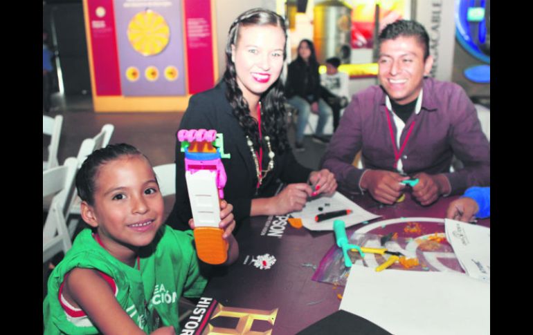 Sophie con sus papás tras recibir la prótesis impresa en 3D que le permitieron personalizar con sus colores y personajes favoritos. EL INFORMADOR / A. Camacho