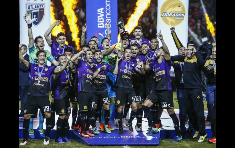 Júbilo. El equipo posa con su trofeo en medio de un ambiente de alegría. MEXSPORT / E. Serrato