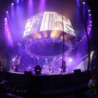 Panteón Rococó hace vibrar el Palacio de los Deportes