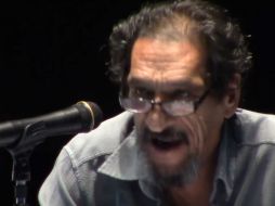 El poeta colombiano Gabriel Jaime Franco, durante una lectura pública. YOUTUBE / Revista Prometeo
